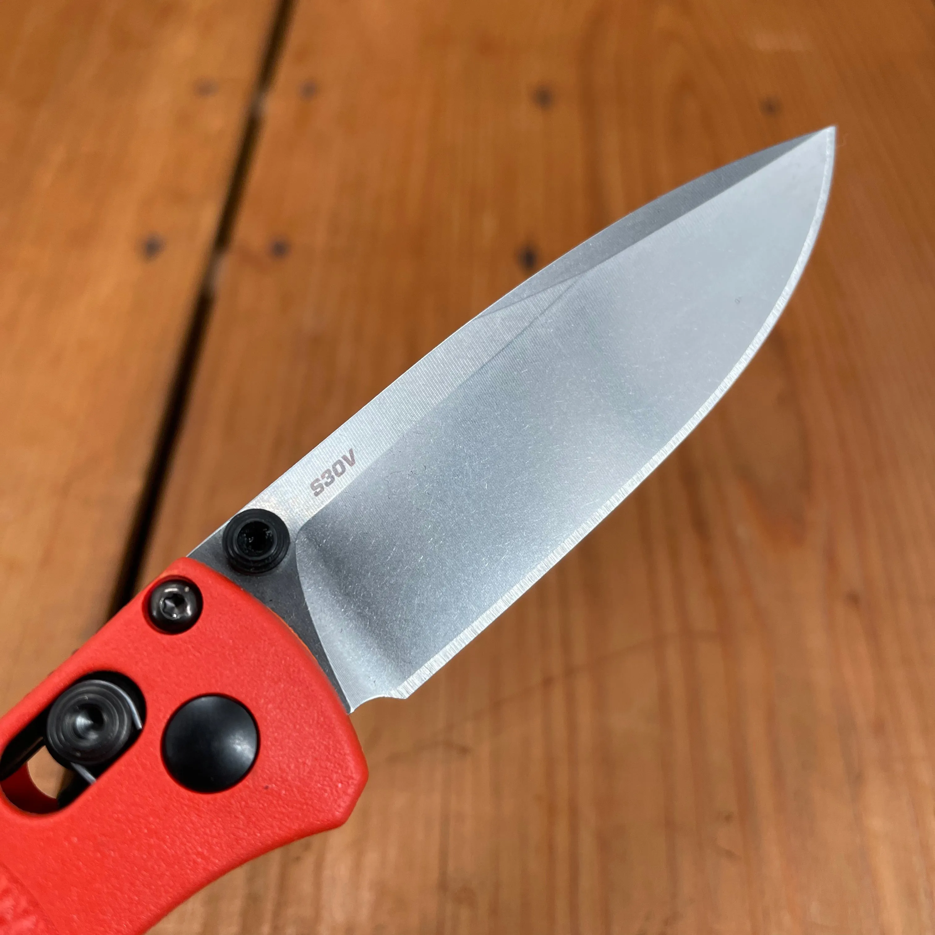 Benchmade 533-04 Mini Bugout Drop Point CPM-S30V AXIS Lock Mesa Red Handle